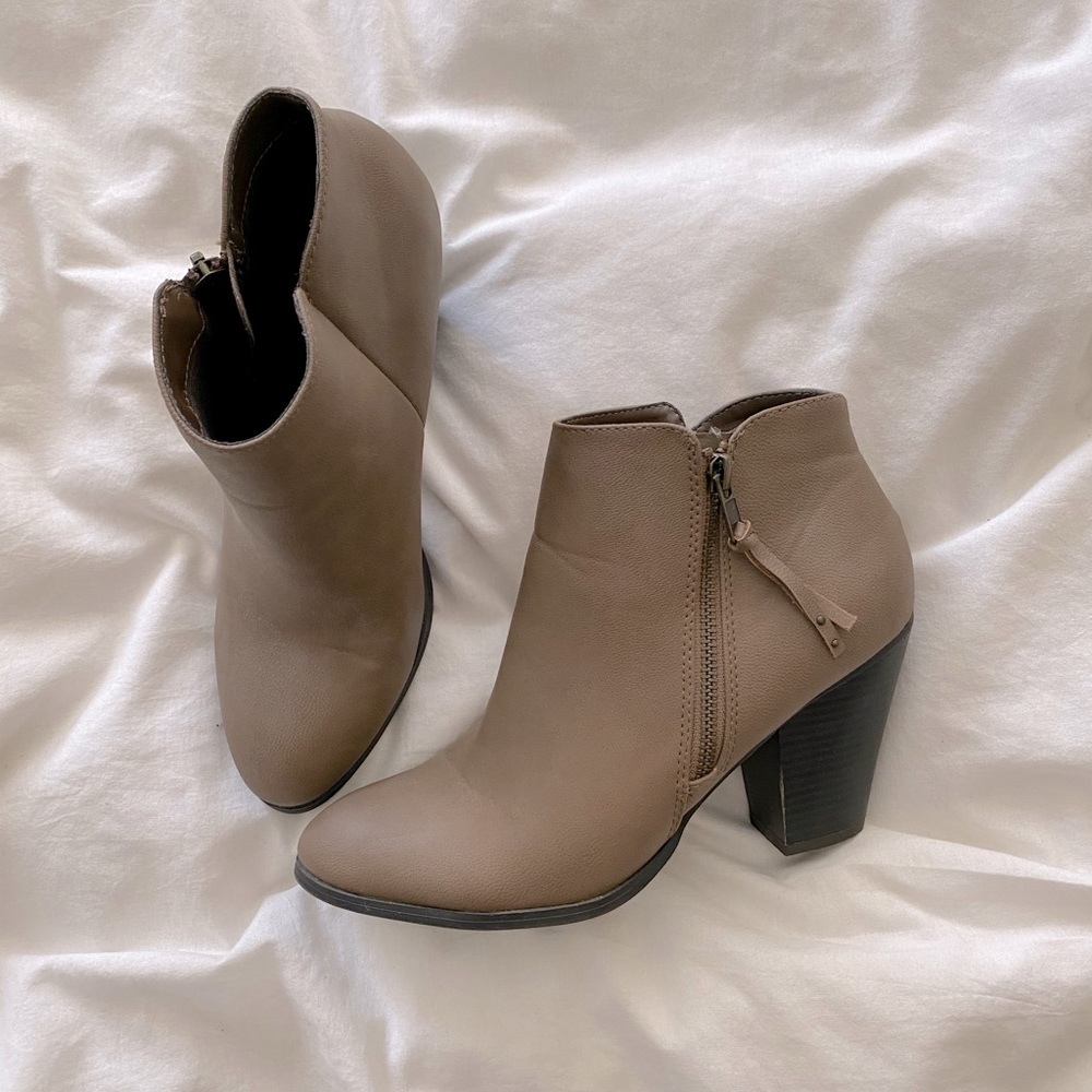 Universal Thread Zip Up Booties - Picture 2 of 2